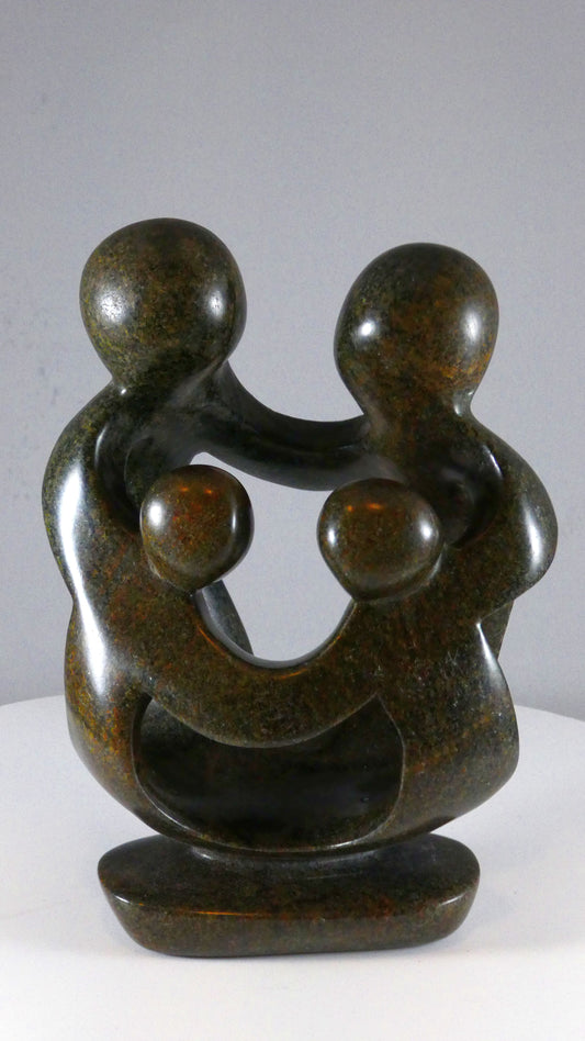Stenen beeld, 4 personen, 18 cm hoog, familie, glad afgewerkt