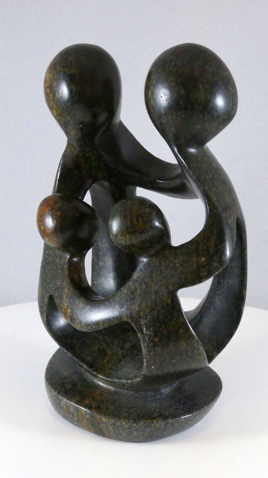 Stenen beeld, 4 personen, 19 cm hoog, familie, glad afgewerkt