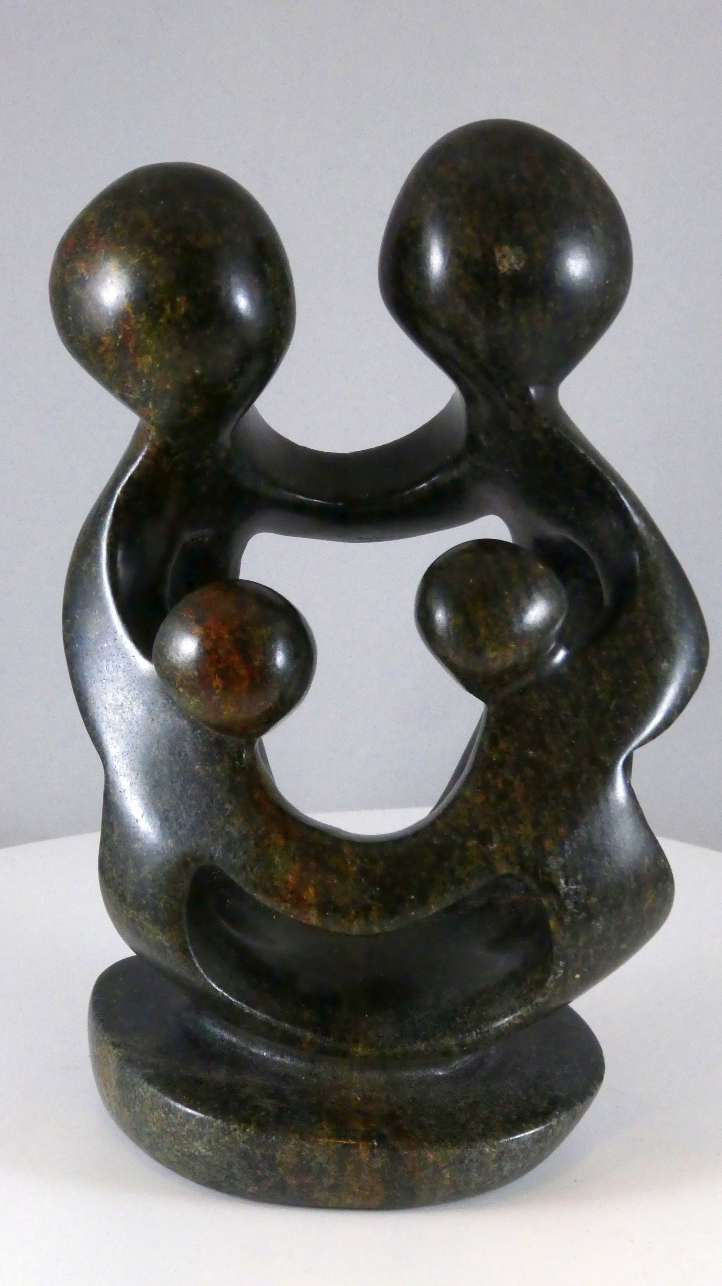 Stenen beeld, 4 personen, 19 cm hoog, familie, glad afgewerkt