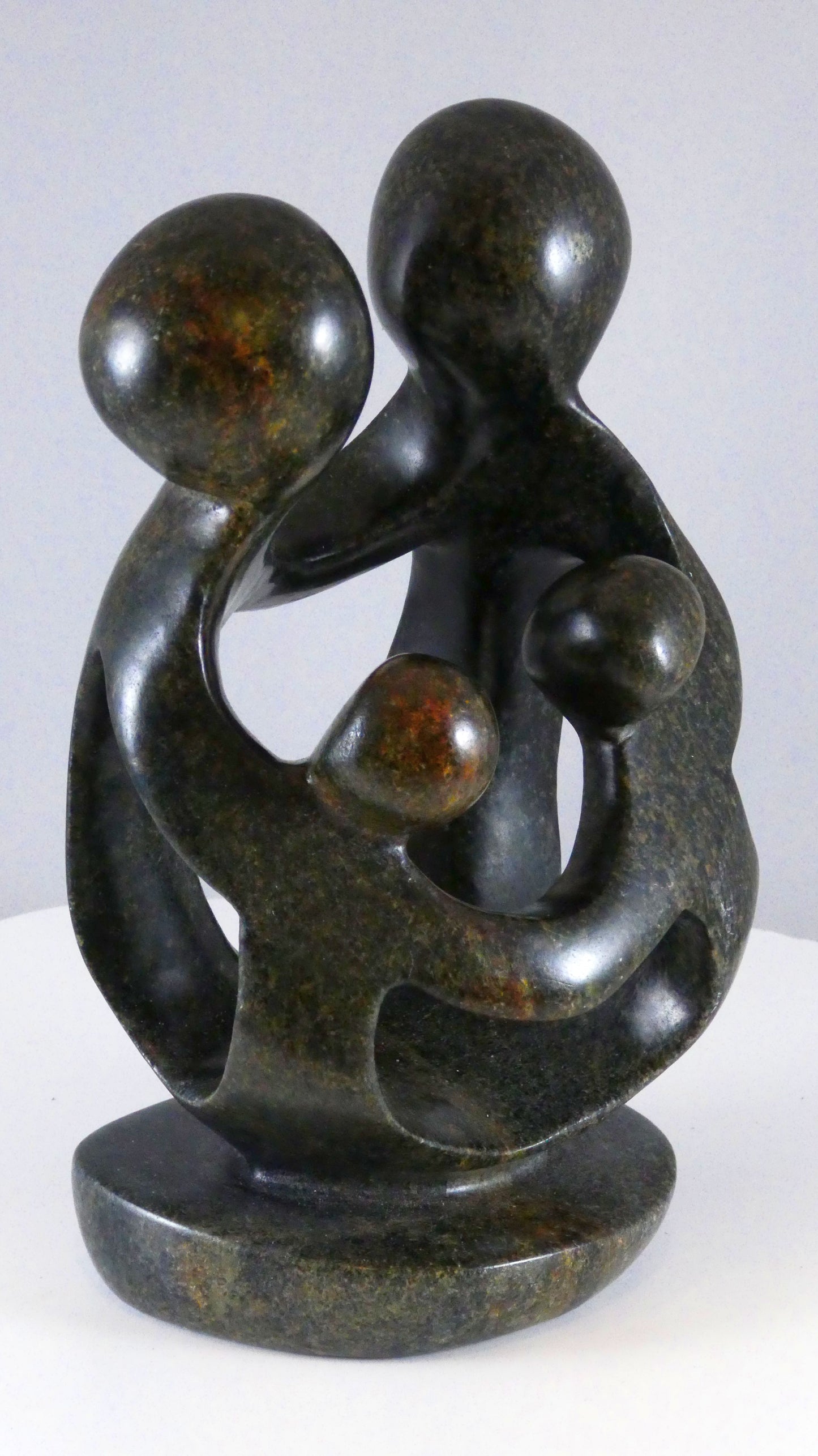 Stenen beeld, 4 personen, 19 cm hoog, familie, glad afgewerkt