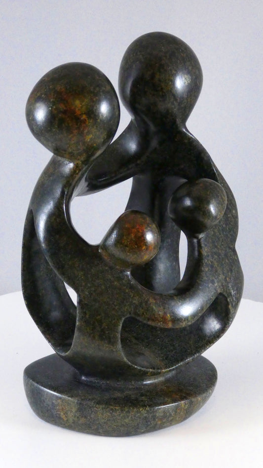Stenen beeld, 4 personen, 19 cm hoog, familie, glad afgewerkt