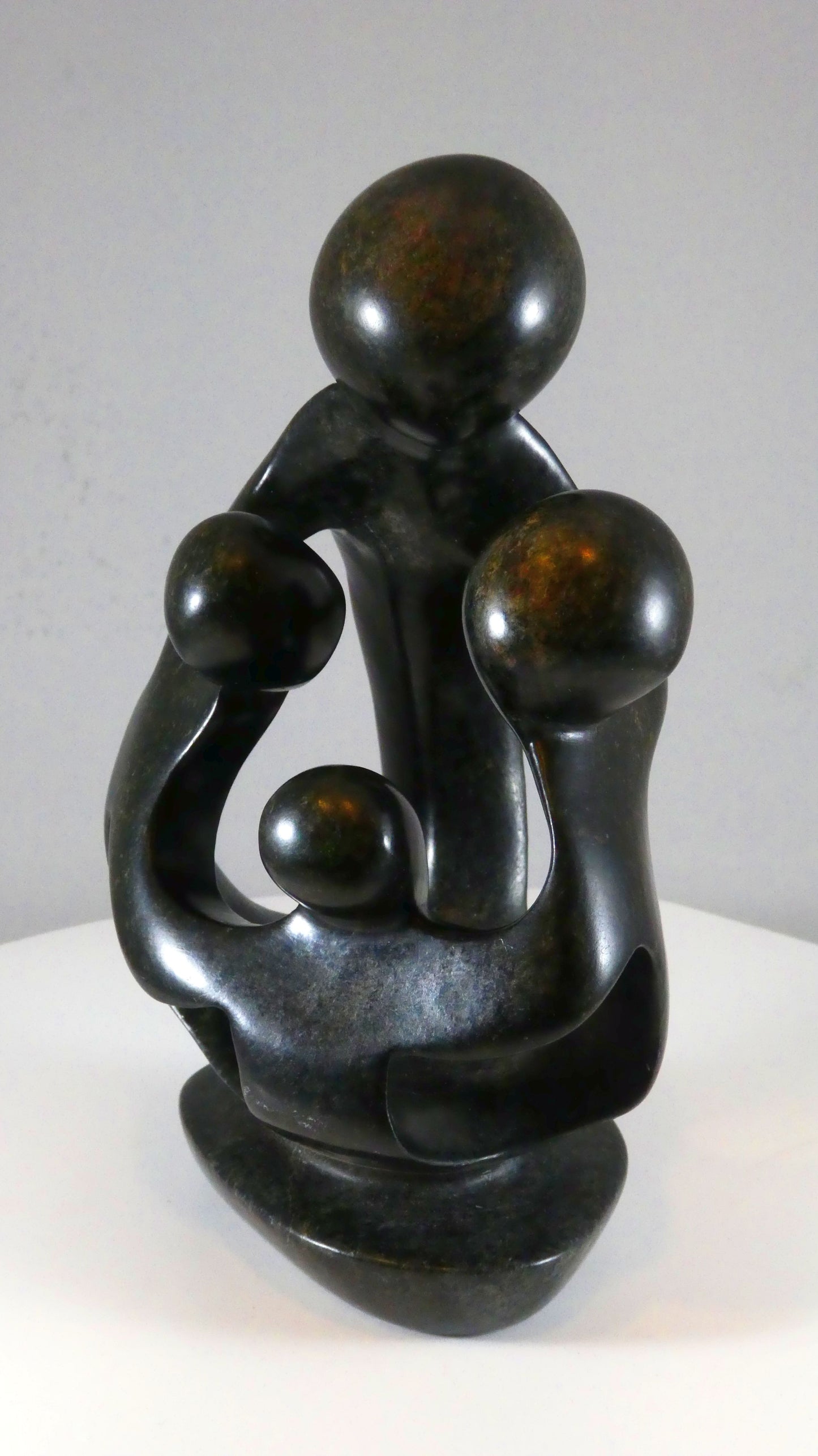 Stenen beeld, 4 personen, 19 cm hoog, familie, glad afgewerkt