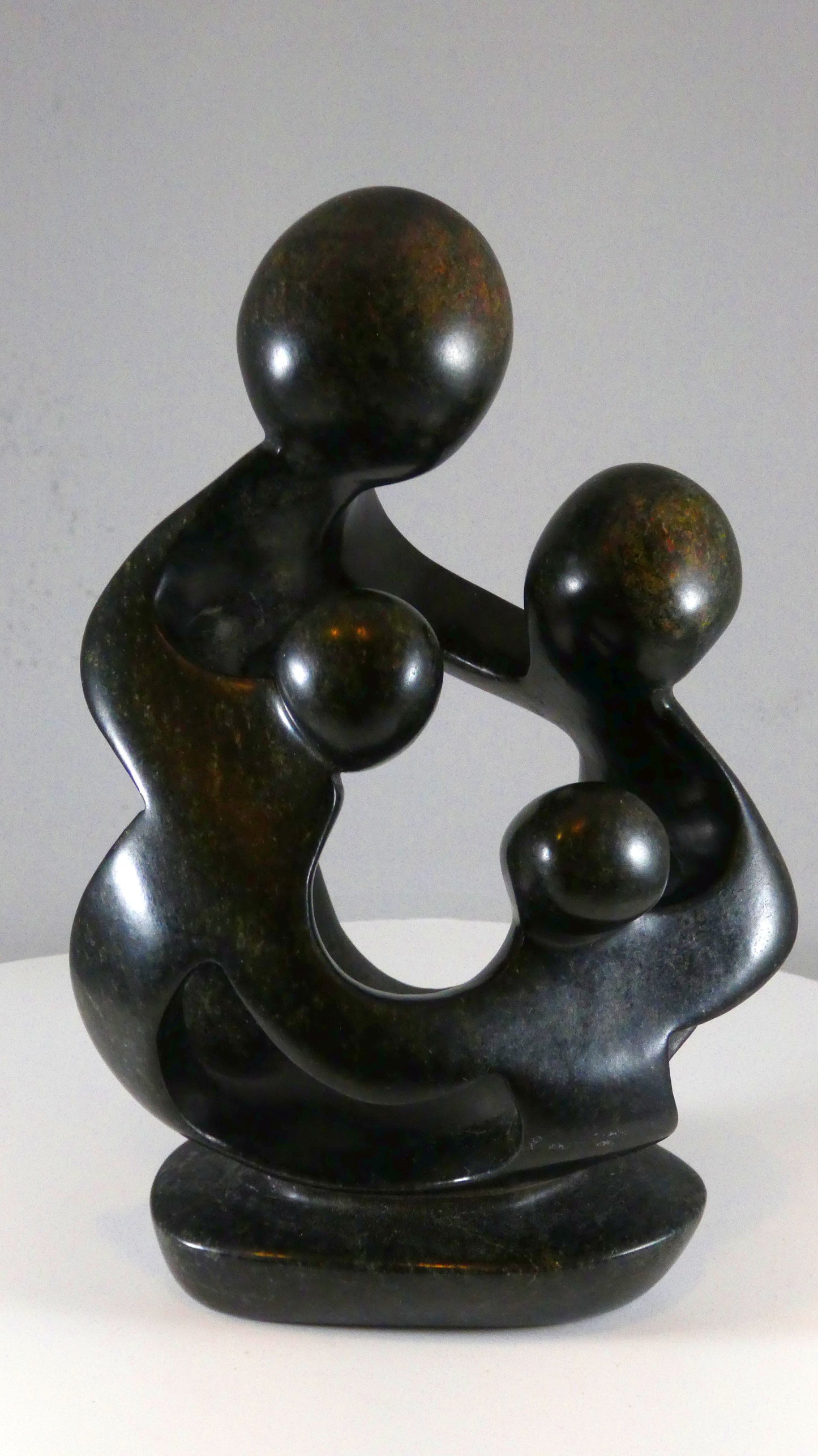 Stenen beeld, 4 personen, 19 cm hoog, familie, glad afgewerkt