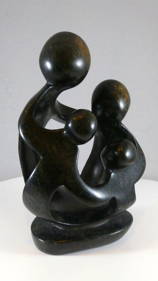 Stenen beeld, 4 personen, 19 cm hoog, familie, glad afgewerkt