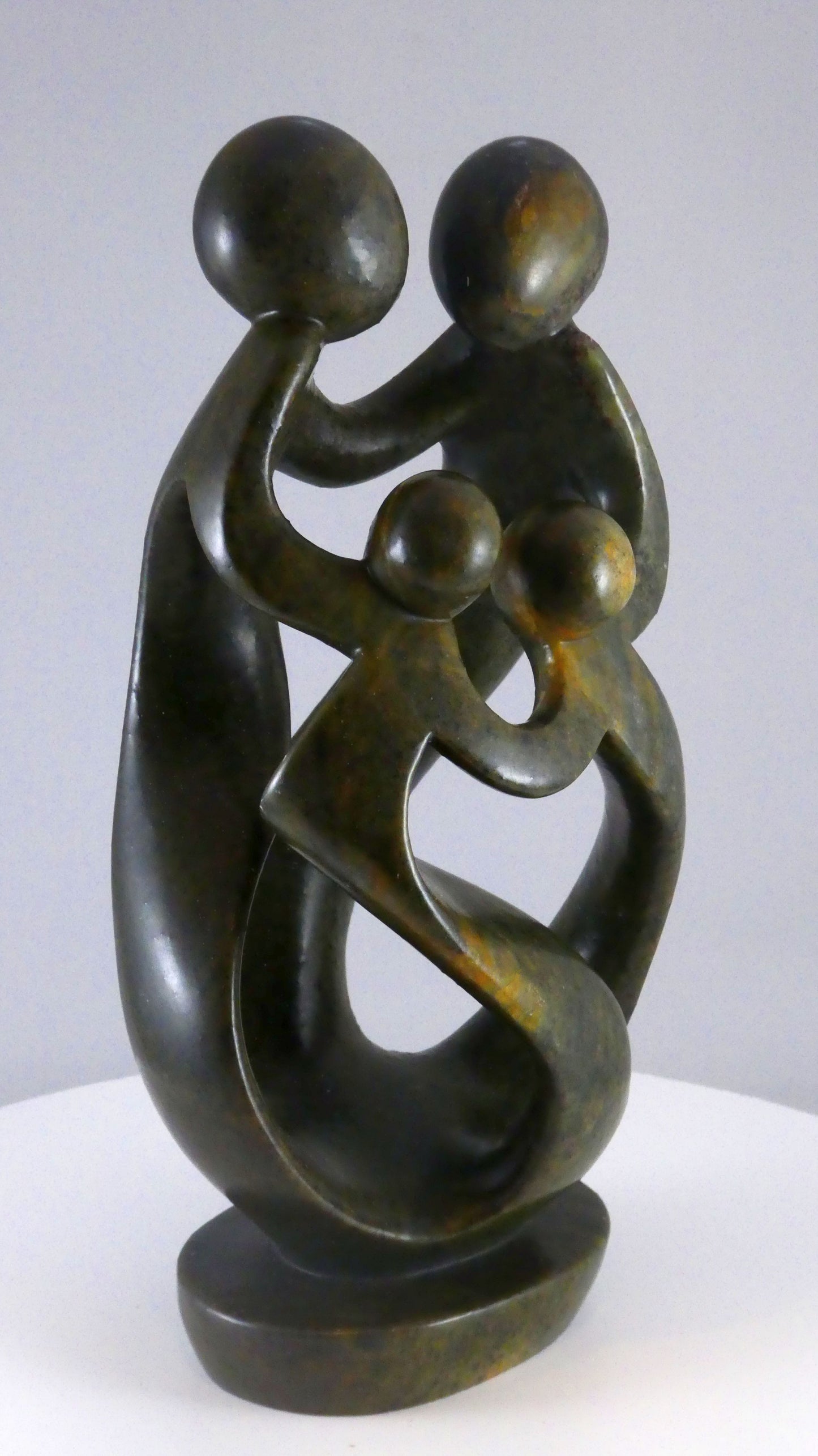 Stenen beeld, 4 personen, 25 cm hoog, familie, glad afgewerkt