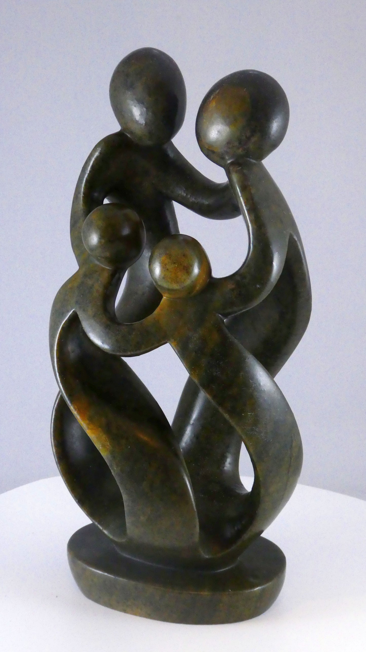 Stenen beeld, 4 personen, 25 cm hoog, familie, glad afgewerkt