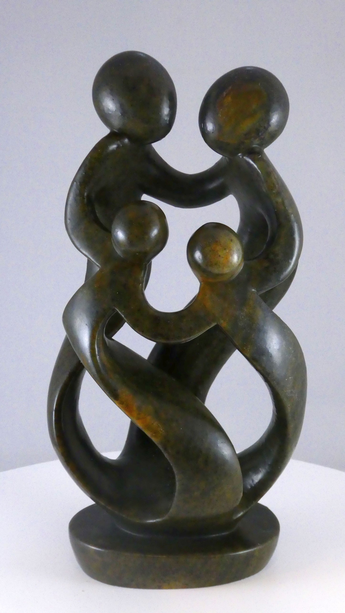 Stenen beeld, 4 personen, 25 cm hoog, familie, glad afgewerkt