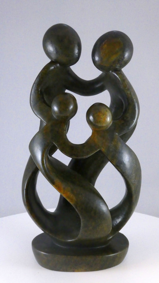 Stenen beeld, 4 personen, 25 cm hoog, familie, glad afgewerkt