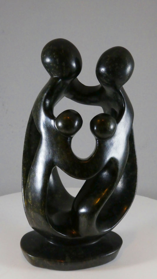 Stenen beeld, 4 personen, 21 cm hoog, familie, glad afgewerkt