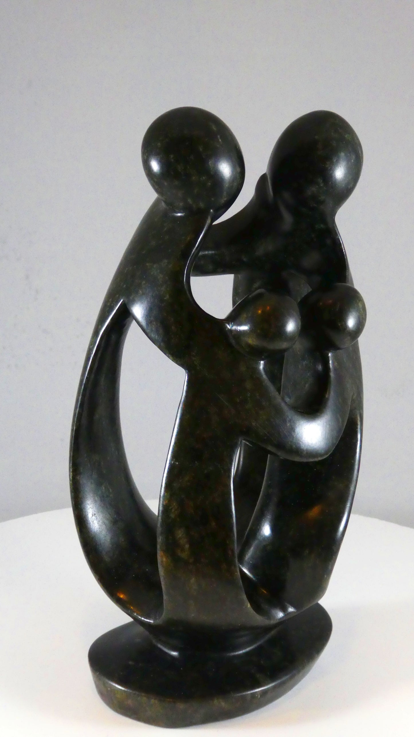 Stenen beeld, 4 personen, 21 cm hoog, familie, glad afgewerkt