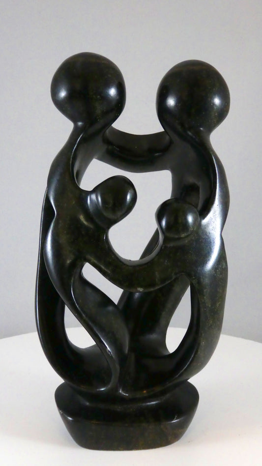 Stenen beeld, 4 personen, 21 cm hoog, familie, glad afgewerkt