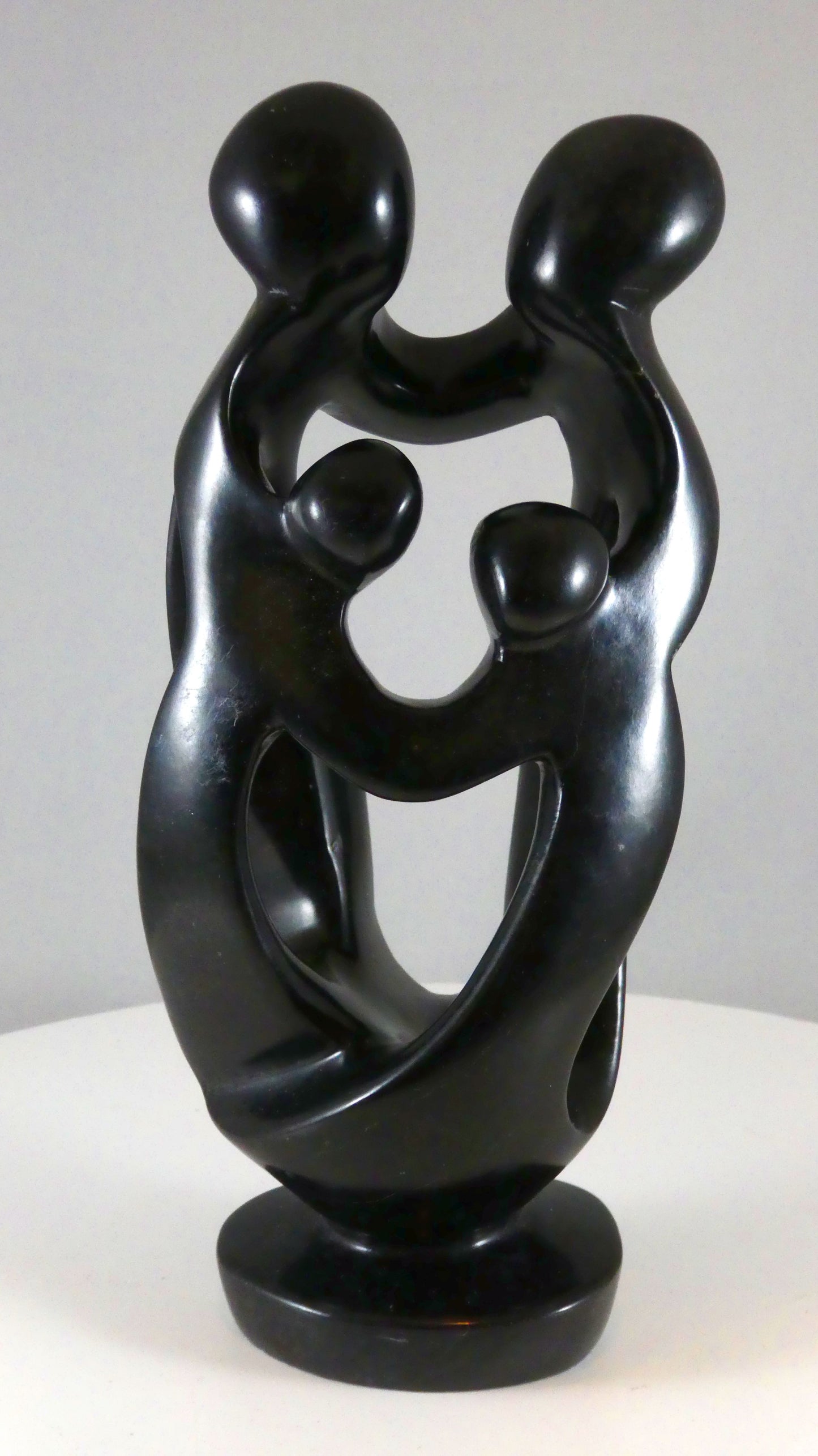 Stenen beeld, 4 personen, 21 cm hoog, familie, glad afgewerkt