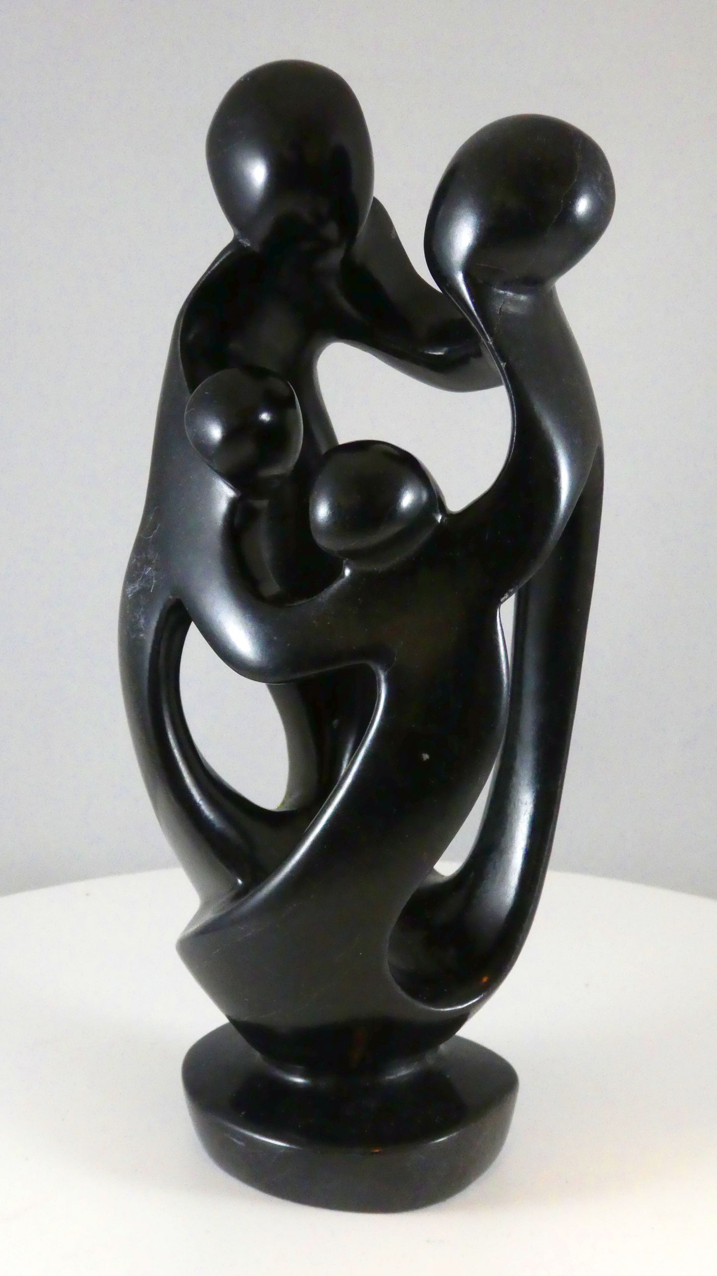 Stenen beeld, 4 personen, 21 cm hoog, familie, glad afgewerkt