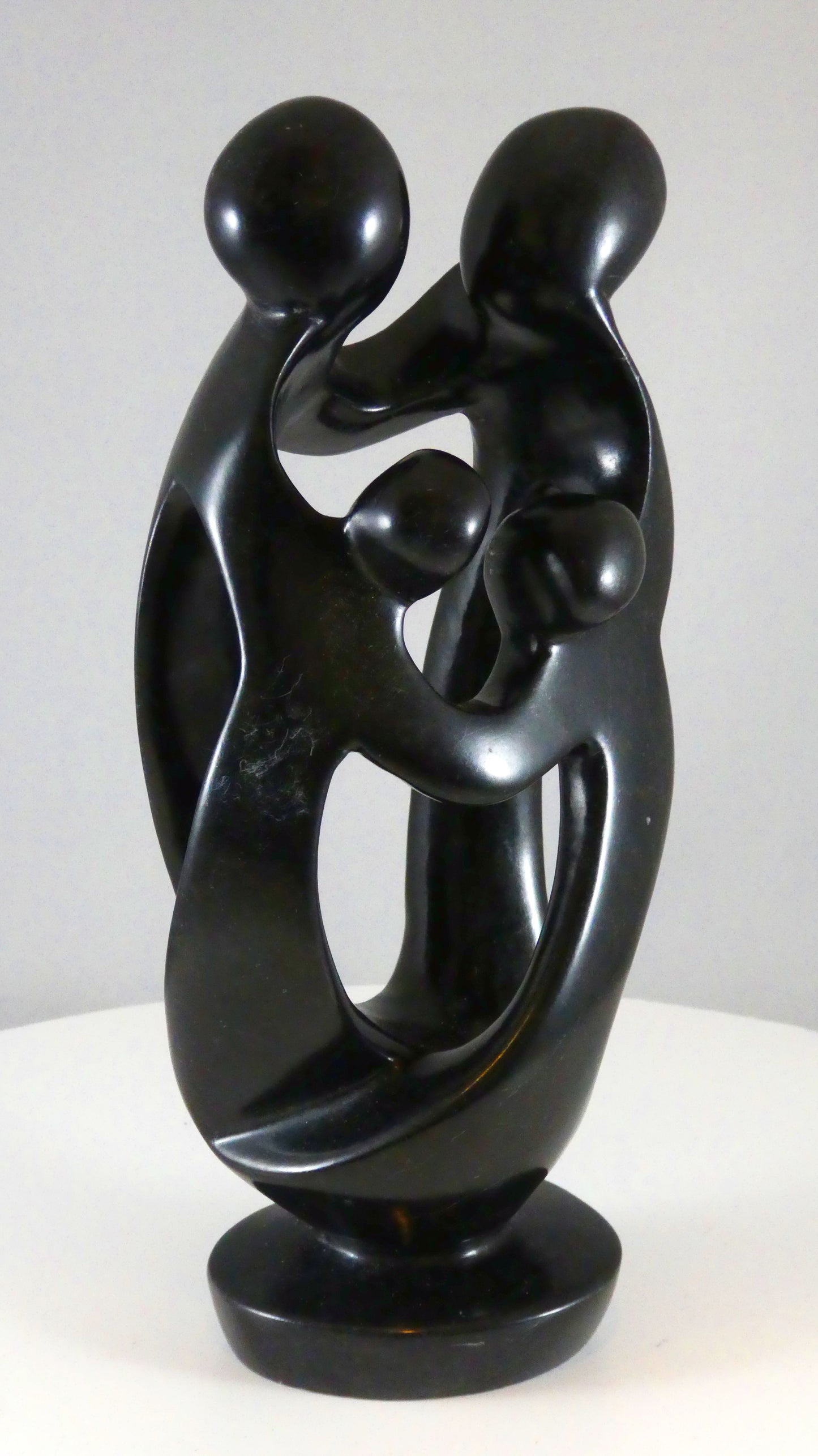 Stenen beeld, 4 personen, 21 cm hoog, familie, glad afgewerkt