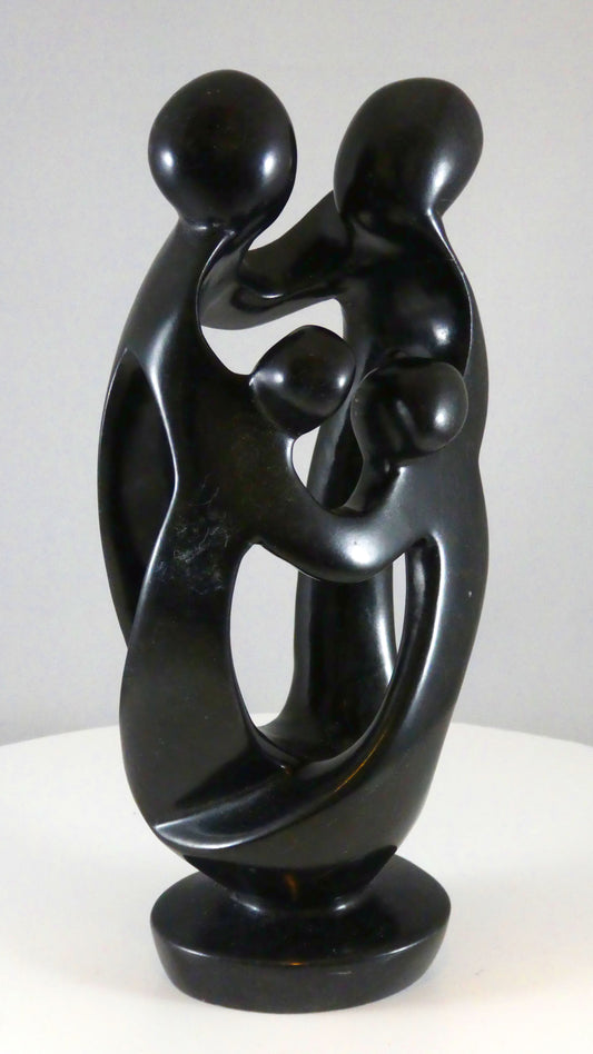 Stenen beeld, 4 personen, 21 cm hoog, familie, glad afgewerkt