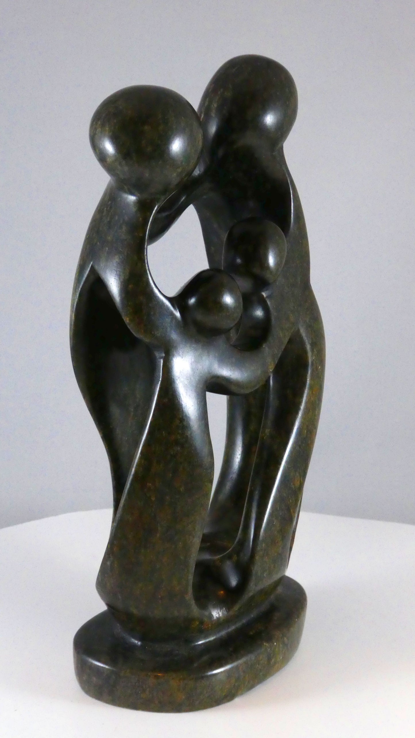 Stenen beeld, 4 personen, 21 cm hoog, familie, glad afgewerkt