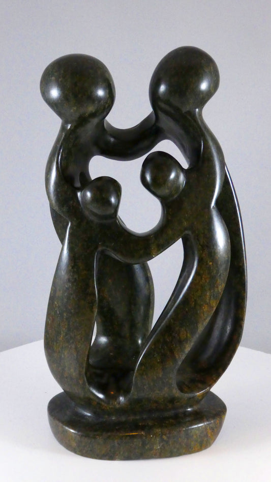 Stenen beeld, 4 personen, 21 cm hoog, familie, glad afgewerkt