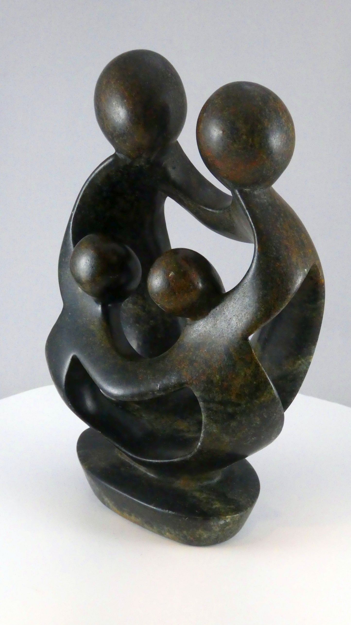 Stenen beeld, 4 personen, 20 cm hoog, familie, glad afgewerkt