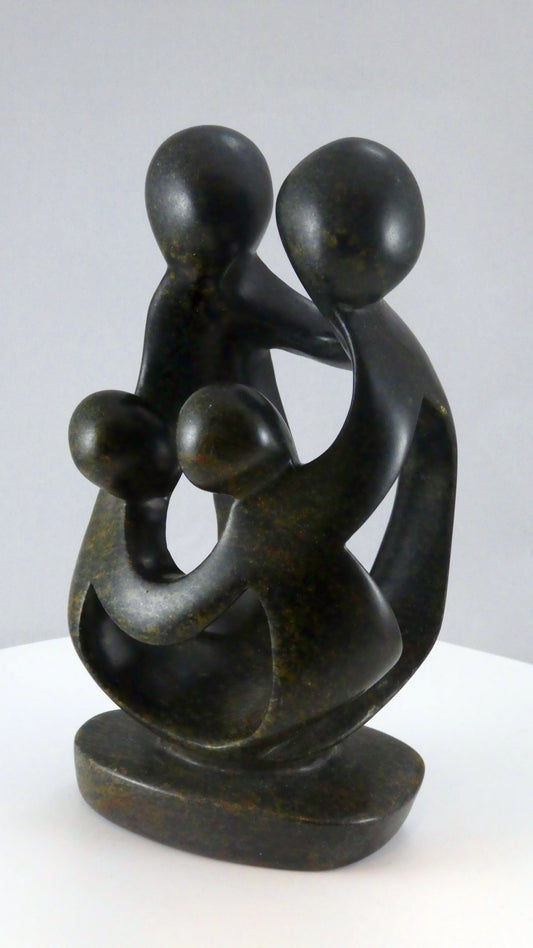 Stenen beeld, 4 personen, 19 cm hoog, familie, glad afgewerkt