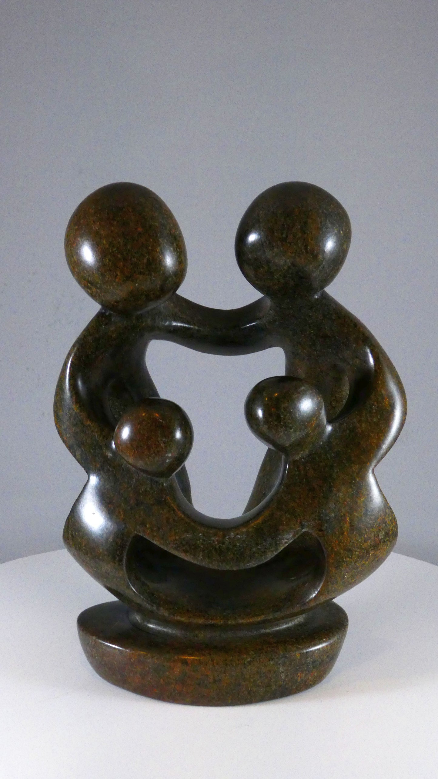 Stenen beeld, 4 personen, 20 cm hoog, familie, glad afgewerkt