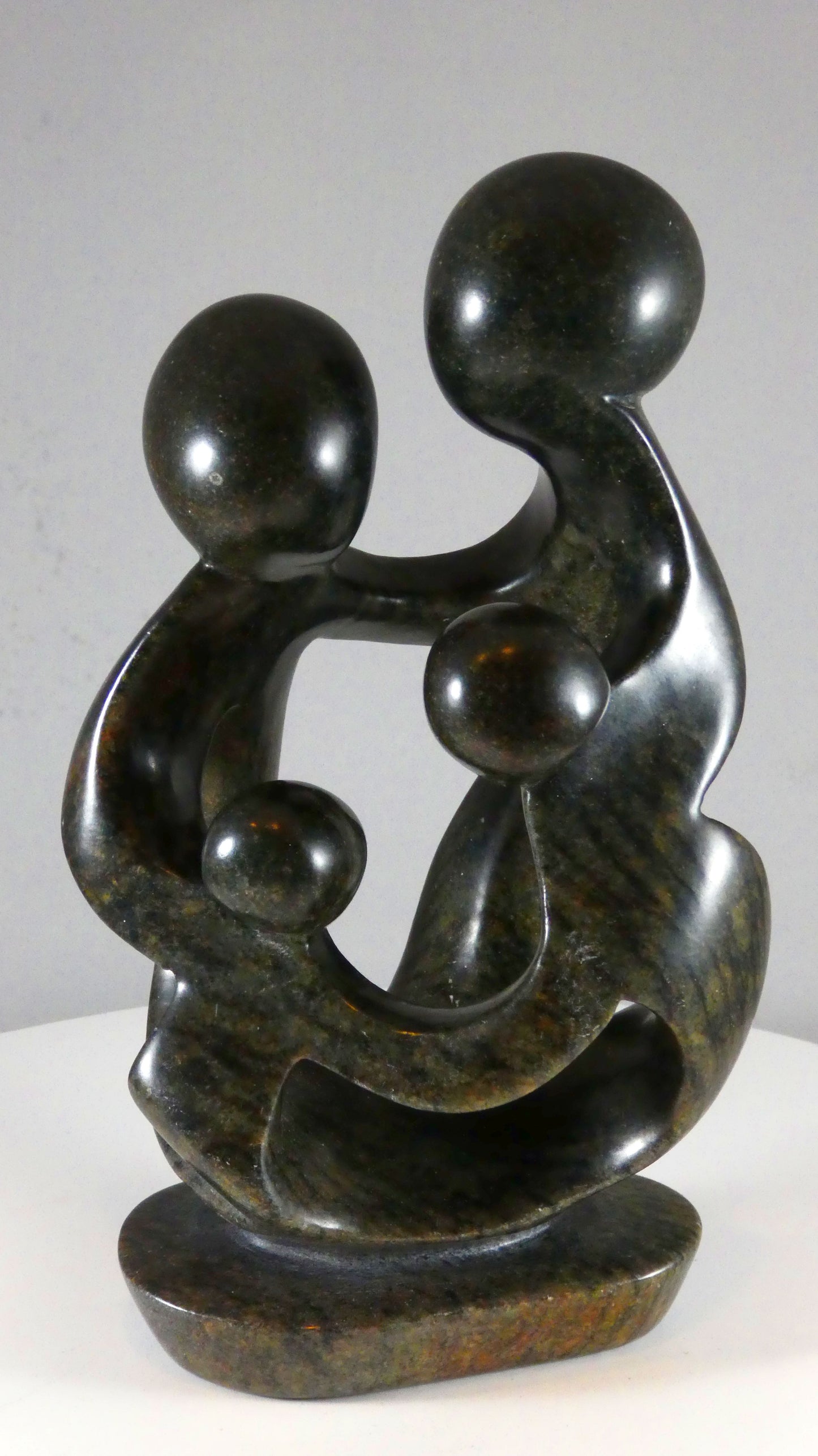 Stenen beeld, 4 personen, 20 cm hoog, familie, glad afgewerkt