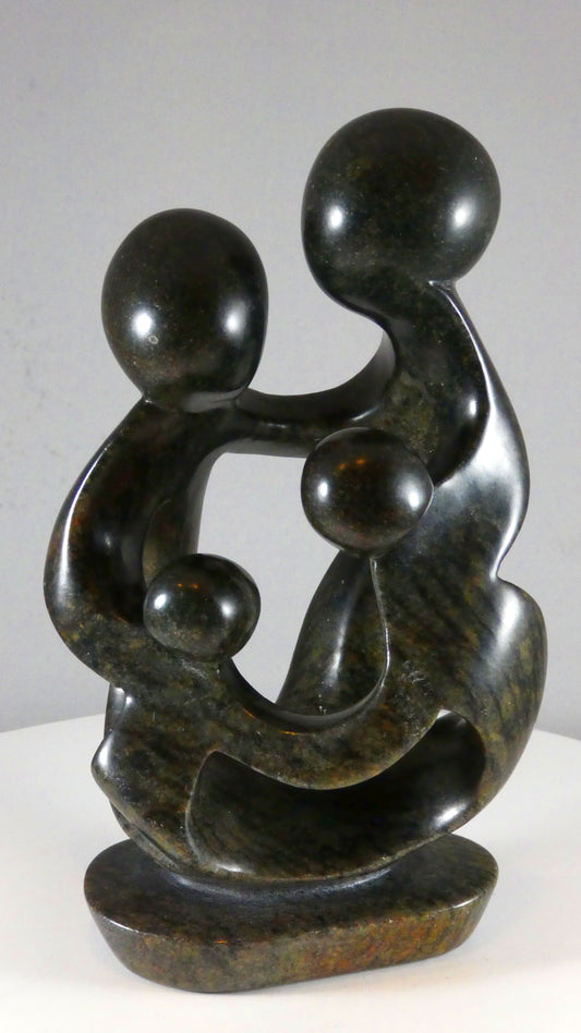 Stenen beeld, 4 personen, 20 cm hoog, familie, glad afgewerkt