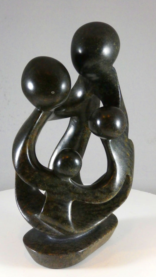 Stenen beeld, 4 personen, 20 cm hoog, familie, glad afgewerkt