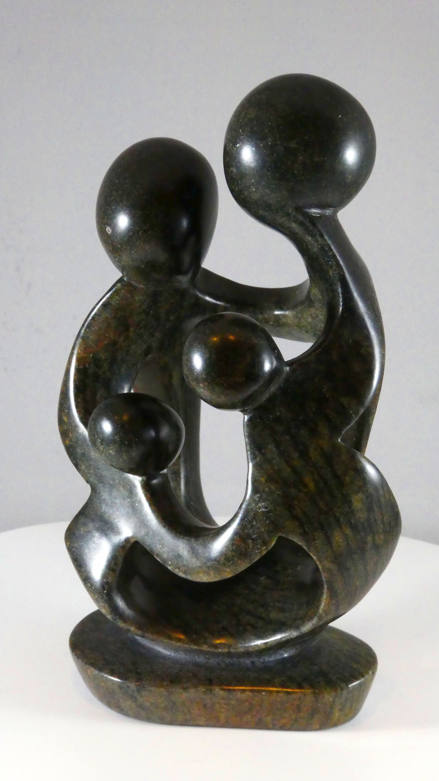 Stenen beeld, 4 personen, 20 cm hoog, familie, glad afgewerkt