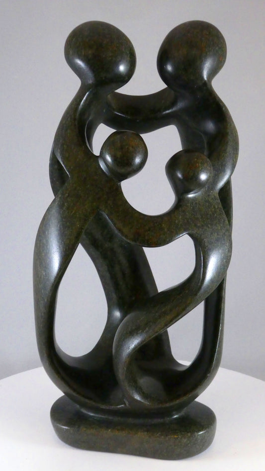 Stenen beeld, 4 personen, 30 cm hoog, familie, glad afgewerkt