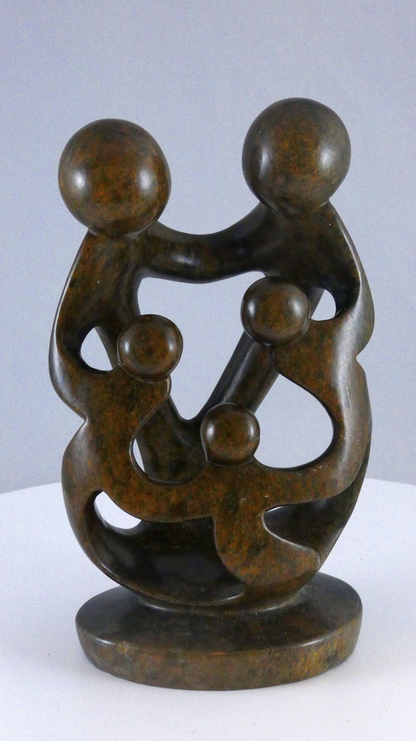 Stenen beeld, 5 personen, 16 cm hoog, familie, glad afgewerkt