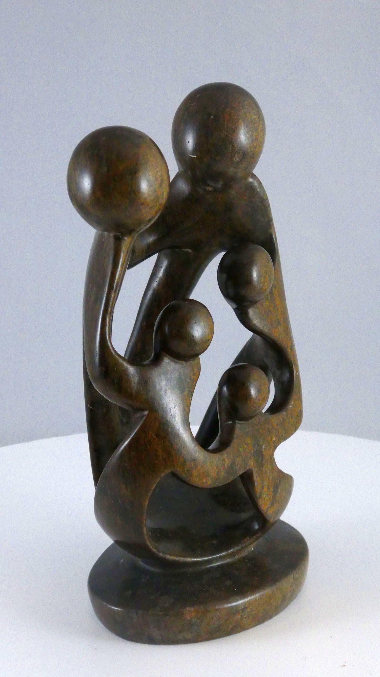 Stenen beeld, 5 personen, 16 cm hoog, familie, glad afgewerkt