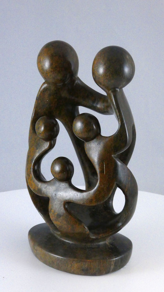 Stenen beeld, 5 personen, 16 cm hoog, familie, glad afgewerkt