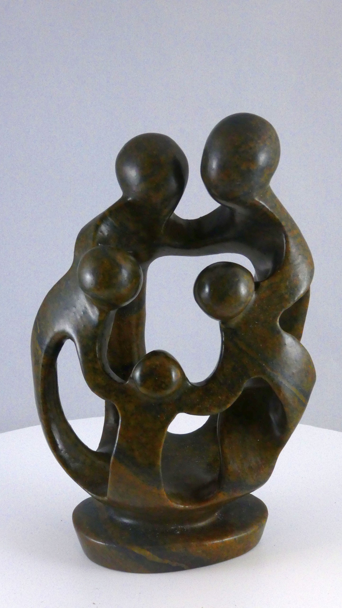 Stenen beeld, 5 personen, 19 cm hoog, familie, glad afgewerkt