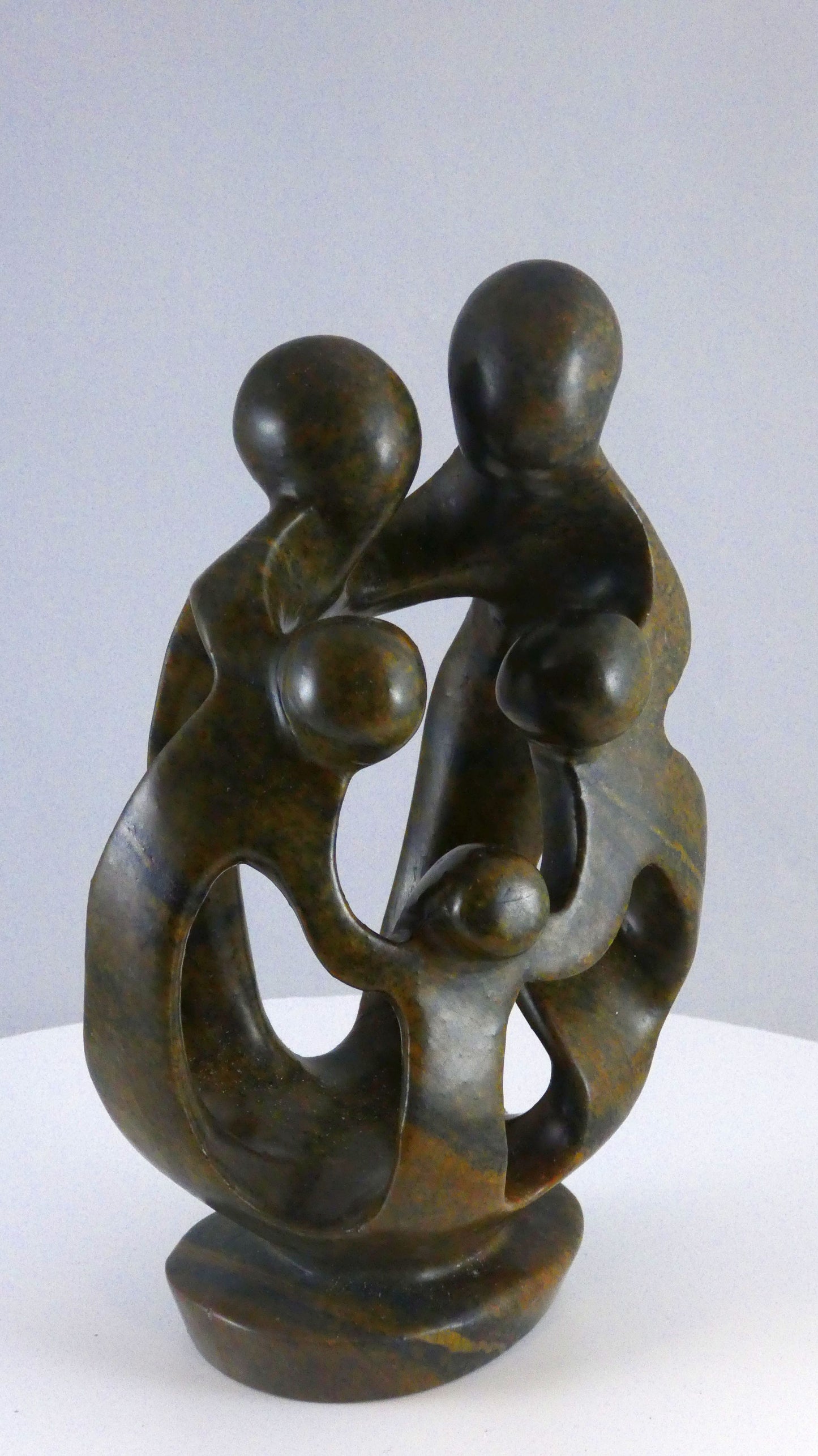 Stenen beeld, 5 personen, 19 cm hoog, familie, glad afgewerkt