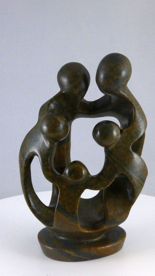Stenen beeld, 5 personen, 19 cm hoog, familie, glad afgewerkt