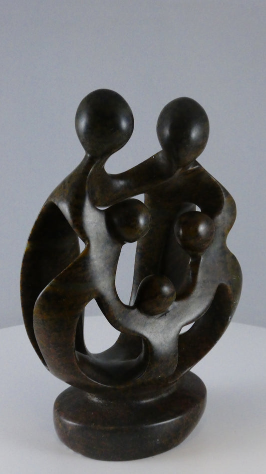 Stenen beeld, 5 personen, 17 cm hoog, familie, glad afgewerkt