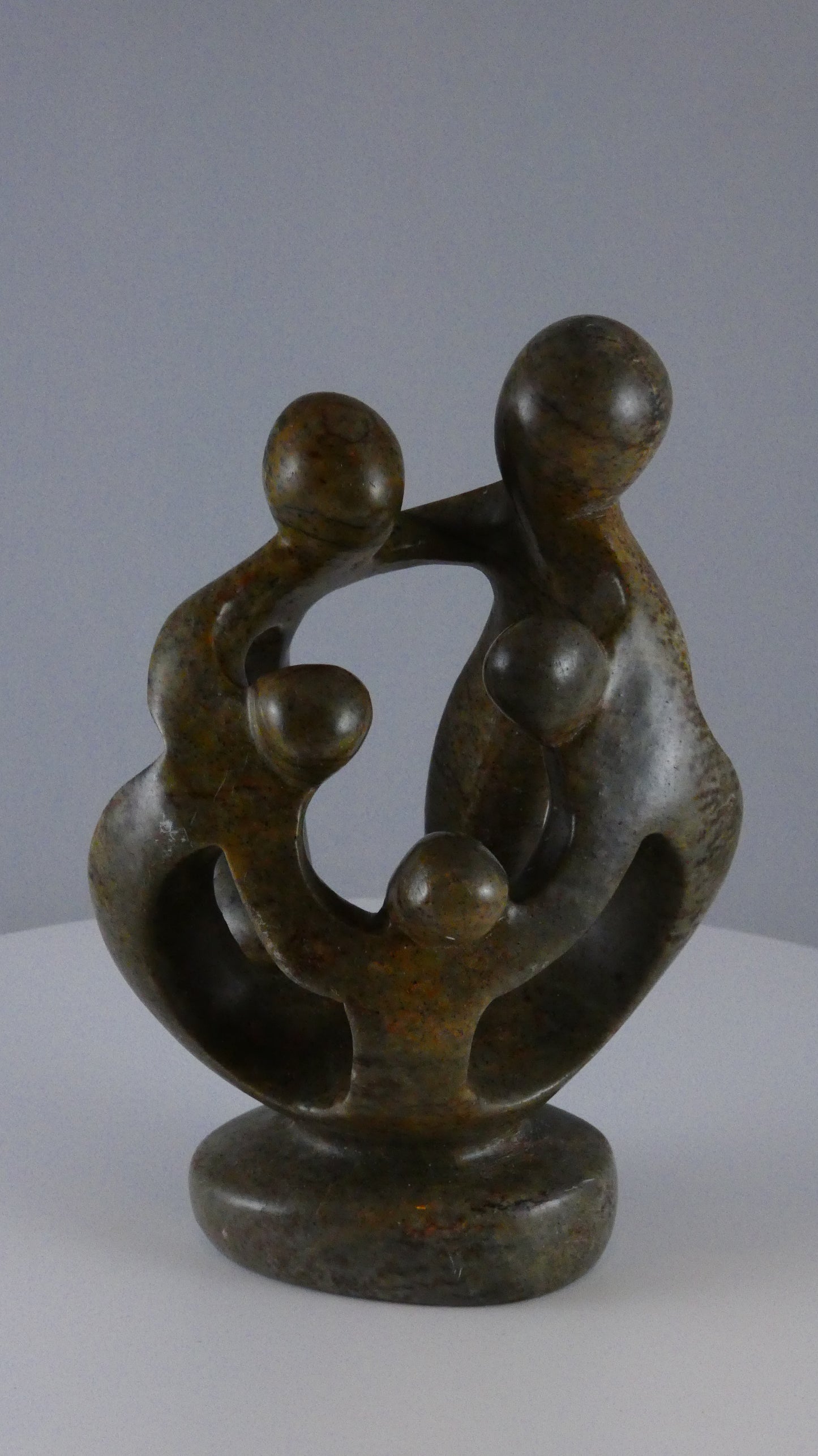 Stenen beeld, 5 personen, 16 cm hoog, familie, glad afgewerkt