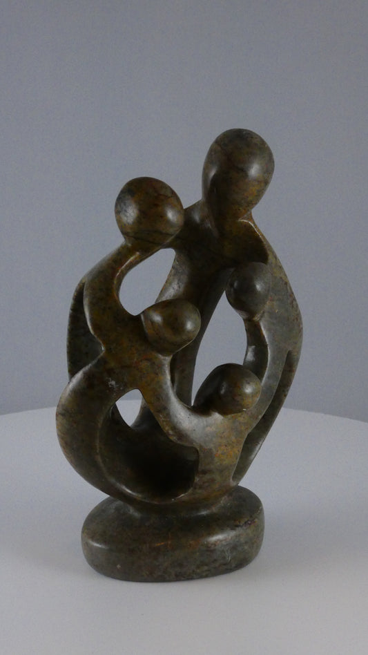 Stenen beeld, 5 personen, 16 cm hoog, familie, glad afgewerkt