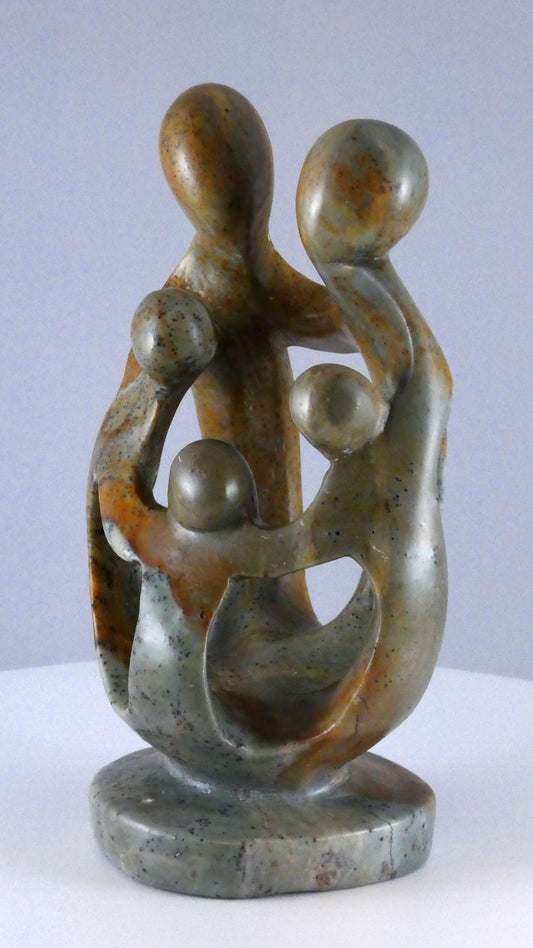 Stenen beeld, 5 personen, 17 cm hoog, familie, glad afgewerkt