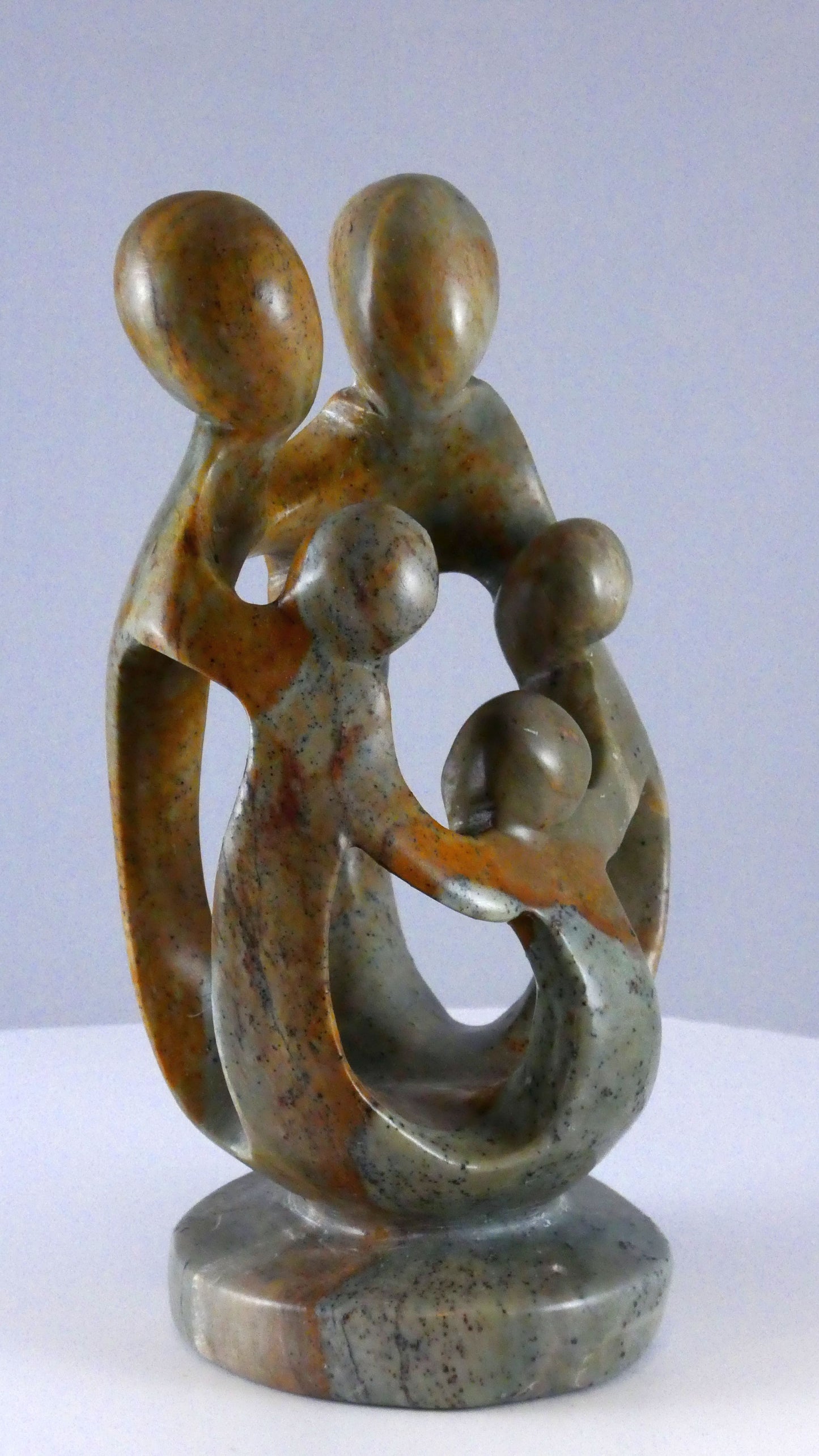 Stenen beeld, 5 personen, 17 cm hoog, familie, glad afgewerkt
