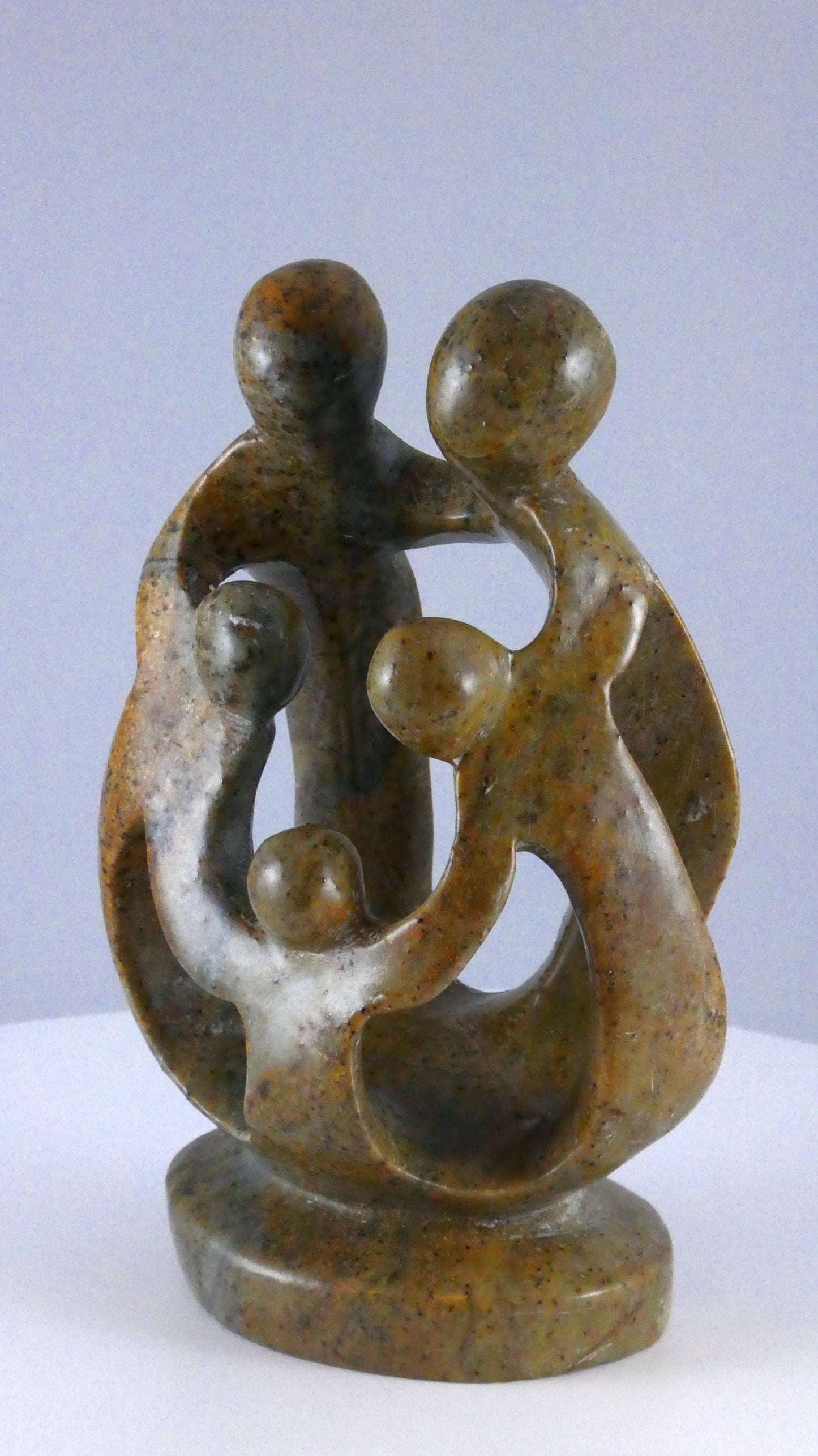 Stenen beeld, 5 personen, 16 cm hoog, familie, glad afgewerkt