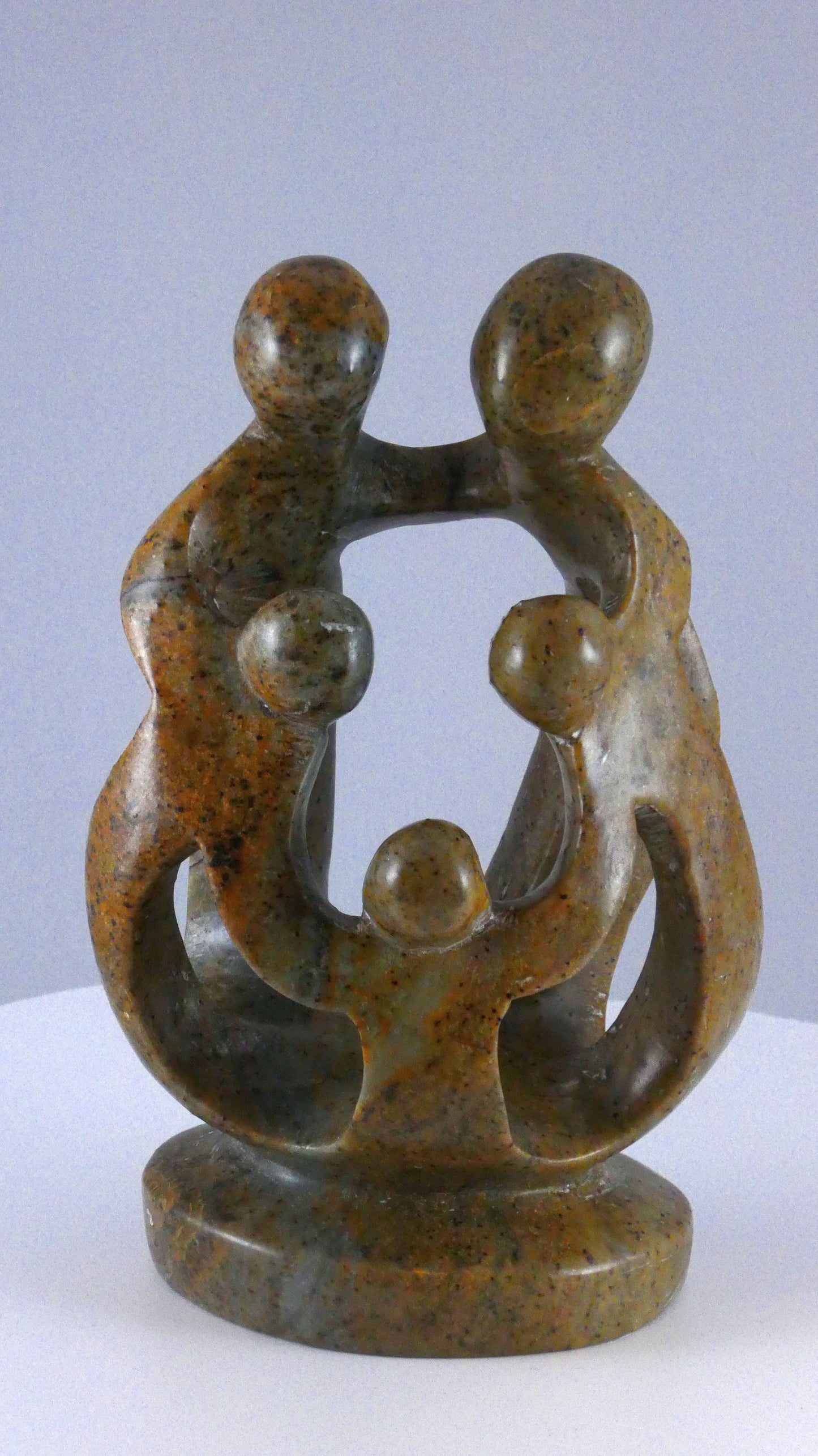 Stenen beeld, 5 personen, 16 cm hoog, familie, glad afgewerkt