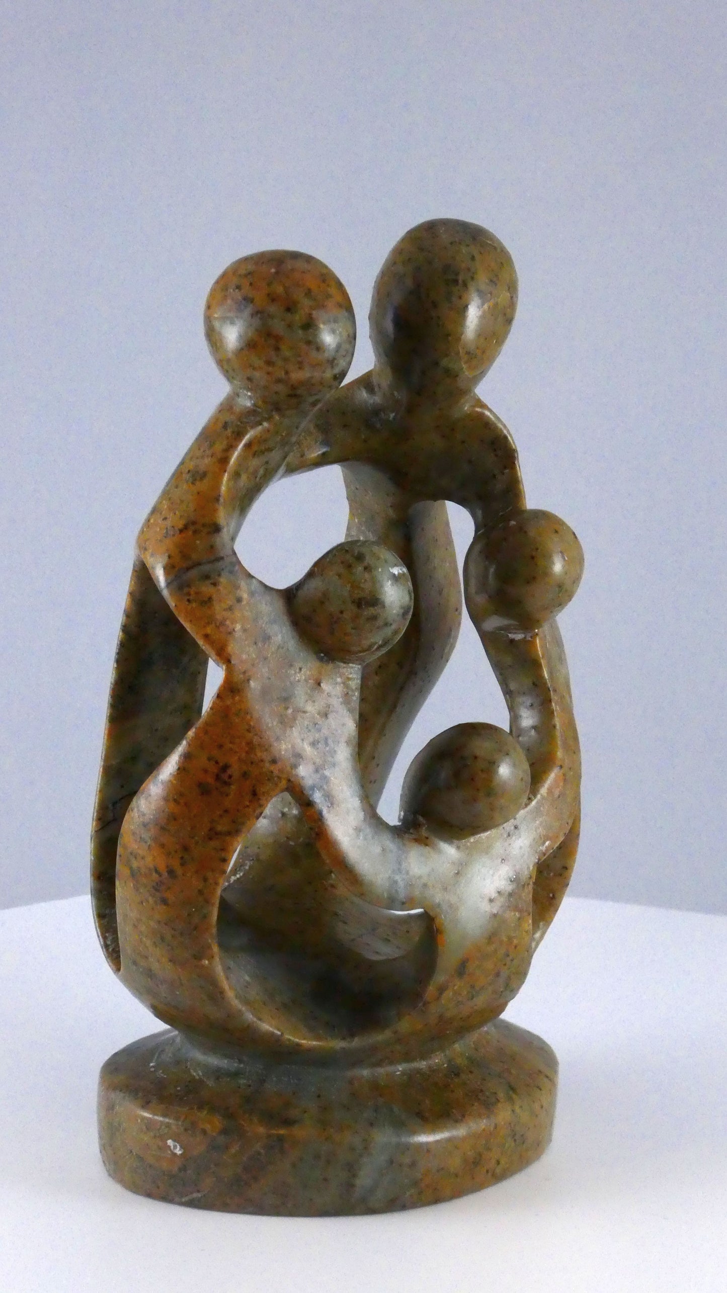 Stenen beeld, 5 personen, 16 cm hoog, familie, glad afgewerkt