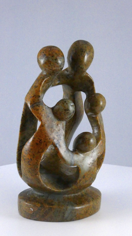 Stenen beeld, 5 personen, 16 cm hoog, familie, glad afgewerkt