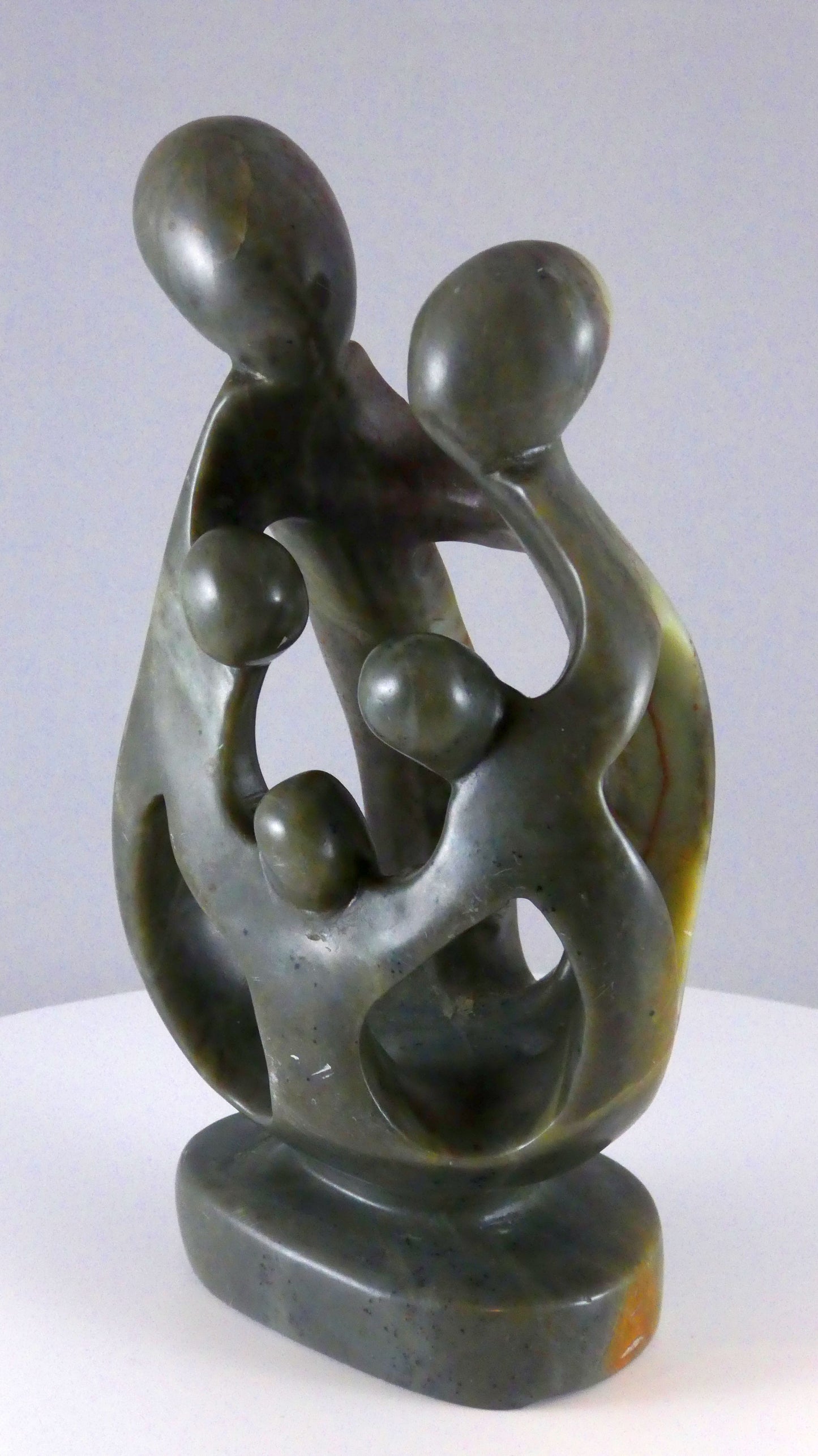 Stenen beeld, 5 personen, 19 cm hoog, familie, glad afgewerkt