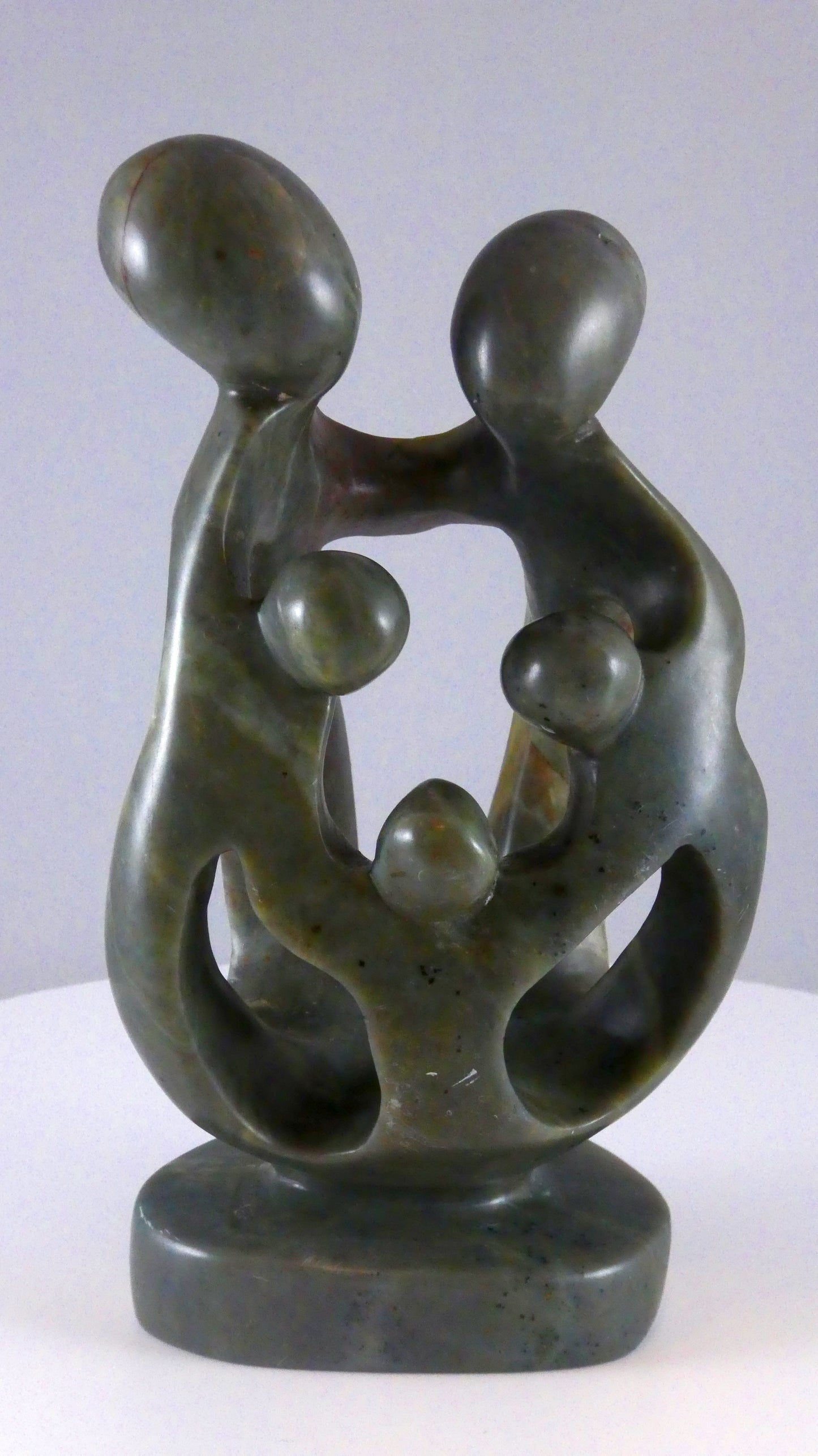 Stenen beeld, 5 personen, 19 cm hoog, familie, glad afgewerkt