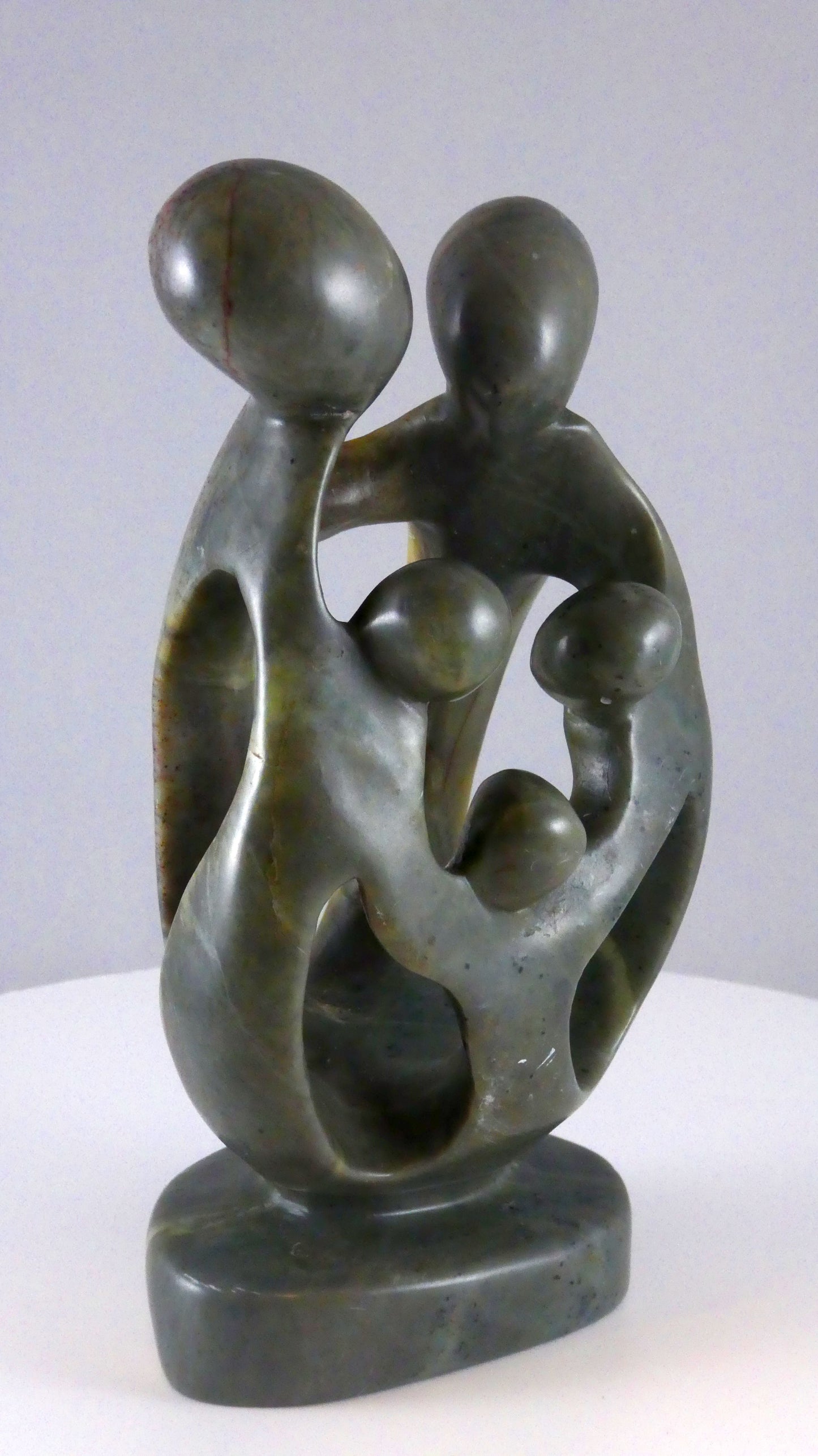 Stenen beeld, 5 personen, 19 cm hoog, familie, glad afgewerkt