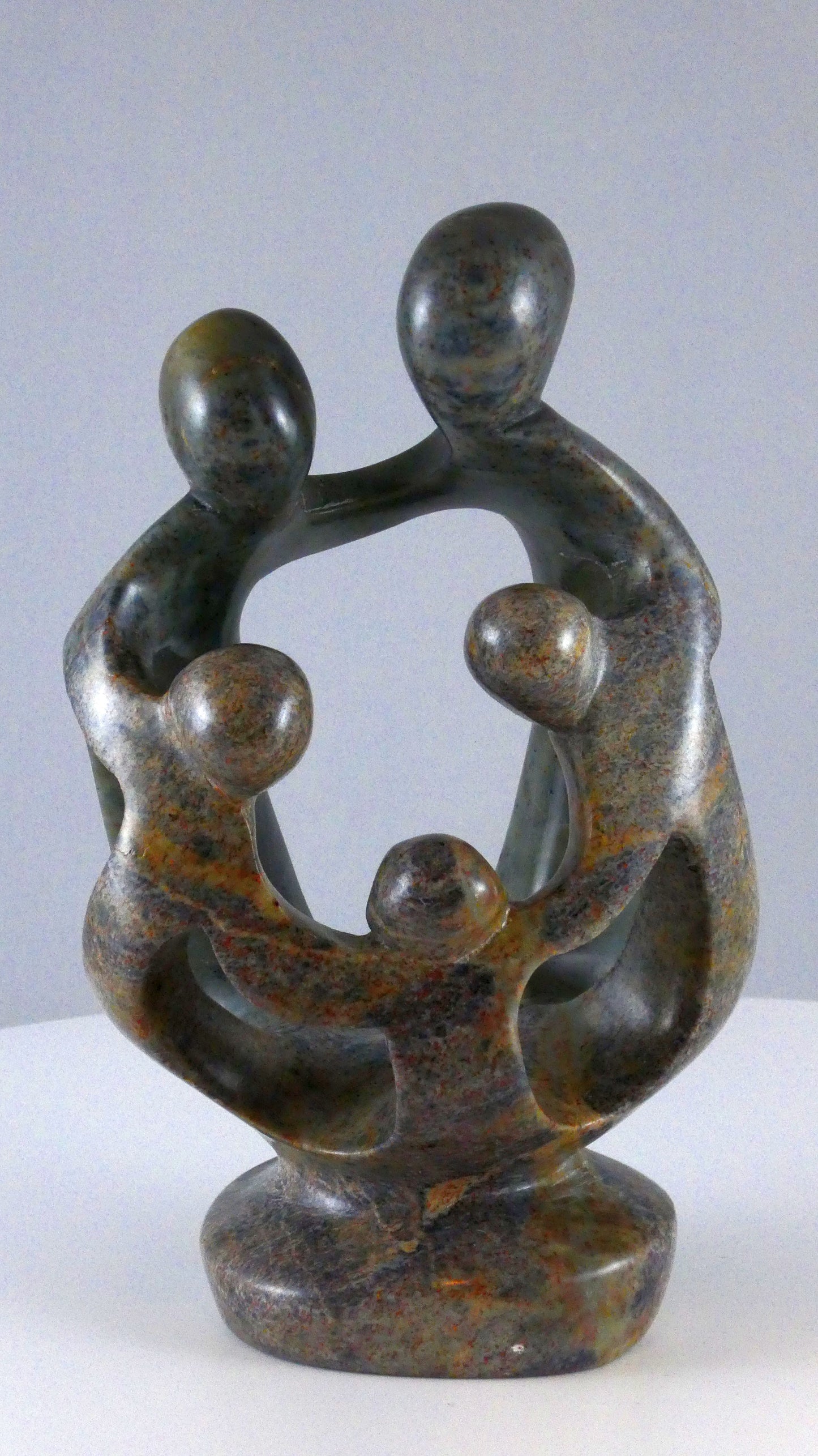 Stenen beeld, 5 personen, 16 cm hoog, familie, glad afgewerkt