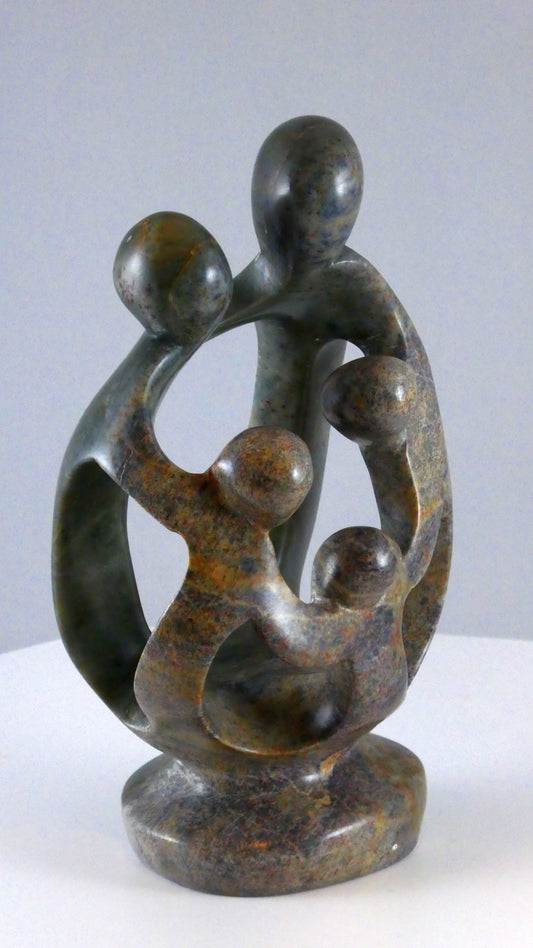 Stenen beeld, 5 personen, 16 cm hoog, familie, glad afgewerkt