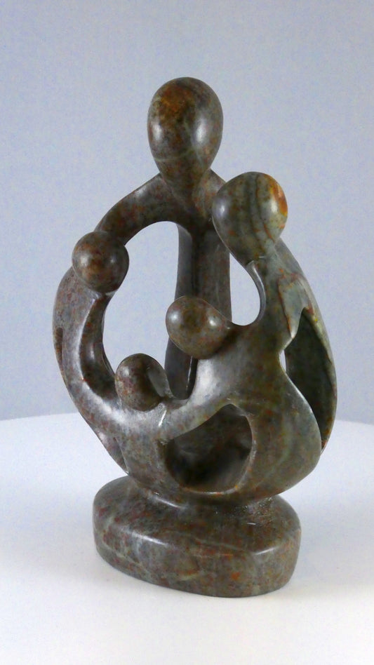 Stenen beeld, 5 personen, 15 cm hoog, familie, glad afgewerkt